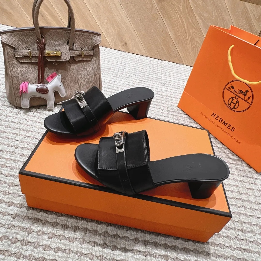 👟👟Ex-factory price 540👟👟 High version of the 2024 spring and summer new HERMES Hermès counter new style. The wedge-heeled Erjiu sandals and slippers, which have been extremely popular recently, are paired with various colorful socks. They are very trendy. Upper: cowhide. Outsole: technological imitation wood sole. Heel height: about 7cm. Size: Female 35-41 (40/41 non-refundable and non-exchangeable)